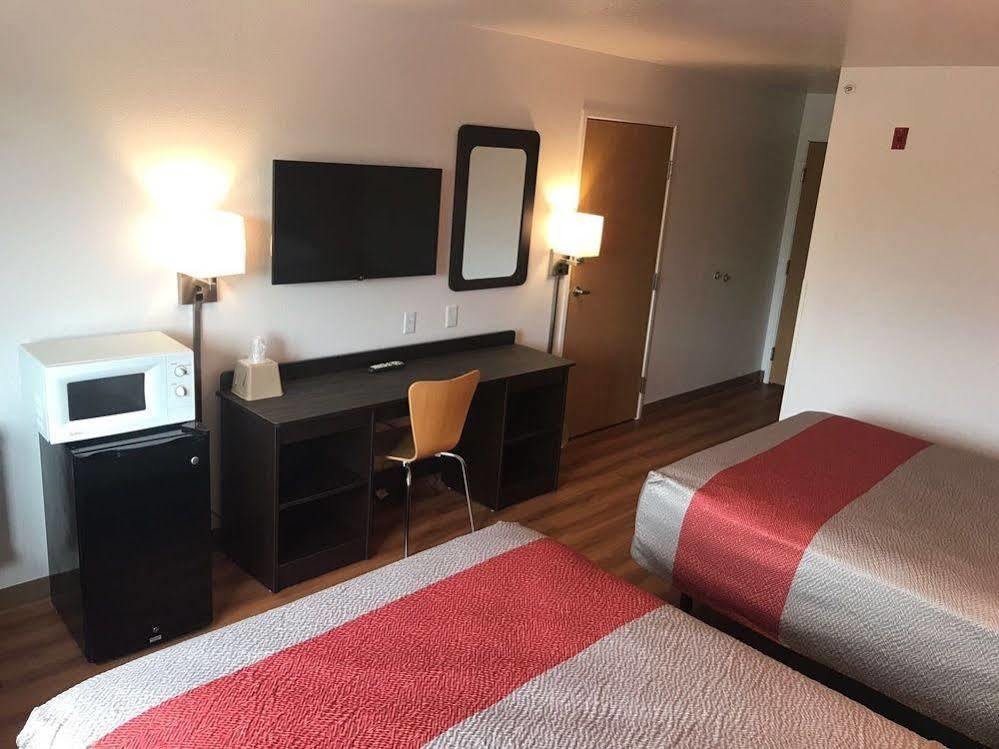 Hotel 6-barkeyville, Pa 4*